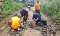 Tak Banyak Bicara, Kapolsek Silou Kahean Angkat Peralatan dan Ikut Benahi Jalan Rusak
