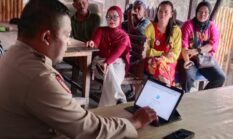 Bhabinkamtibmas Polsek Siantar Selatan Bantu Warga Jalan Pematang Pendataan Perlinsos